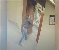 مقطع فيديو لمسلح يقتحم مكتب سيناتور أمريكي