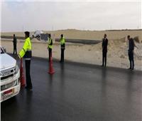 المرور يغلق طريق «الكريمات» الصحراوي بسبب الشبورة الكثيفة 