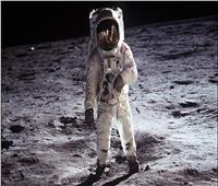 لقطات موثقة لتعثر رواد الفضاء على سطح القمر.. فيديو