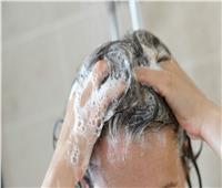 مخاطر غسل الشعر قبل النوم.. أبرزها «نمو الفطريات»