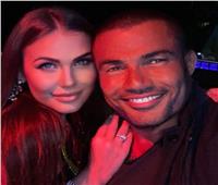 «صورة مع فتاة جميلة».. هل دخل عمرو دياب قصة حب جديدة في دبي؟