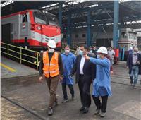 رئيس «السكة الحديد» يطمئن على إجراءات صيانة القطارات بورش الفرز.. صور