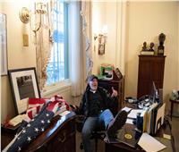 بالصور| مؤيدو ترامب يستولون على كرسي بيلوسي بالكونجرس