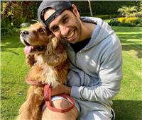 أحمد الشامي يشارك جمهوره بصورته مع «كلب»