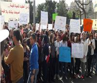 «لن نتراجع عن إضرابنا»..اعتصام للأساتذة المتعاقدين بالمدارس اللبنانية