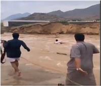 فيديو يحبس الأنفاس لإنقاذ شاب جرفته السيول