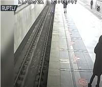 «شطارة سائق».. تنقذ صبي من الموت المحقق في مترو موسكو | فيديو