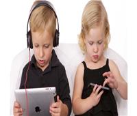 مخاطر جلوس الأطفال أمام الأجهزة الإلكترونية لفترات طويلة