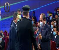 فيديو| وزير الداخلية يقدم للرئيس السيسي هدية تذكارية في عيد الشرطة