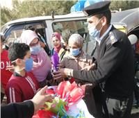 «أمن الشرقية» يقدمون الورود والحلوي للمواطنين بمناسبة عيد الشرطة
