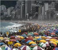 البرازيل تقاوم كورونا بـ«المايوه والشمسية» | صور