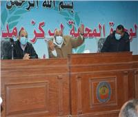 محافظ الوادي الجديد يعقد اجتماعا مع رؤساء قرى مركز الفرافرة 