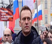 طبيبة المعارض الروسي نافالني تواجه الشرطة بالموسيقى| فيديو