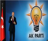 اشتباكات بالأيادي بين أعضاء حزب أردوغان خلال مؤتمرٍ انتخابي.. فيديو 
