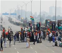 خطوة تصعيدية من المزارعين المحتجين.. إغلاق طرق في أنحاء متفرقة بالهند 