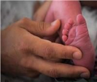 طبيب يبيع «رضيعًا» عجز والداه عن دفع نفقات عملية الولادة   