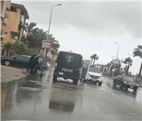 توصيل سيدة مسنة بسيارة الشرطة لحمايتها من الطقس السيئ  بدمياط 