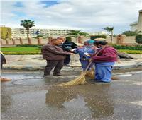 «عصير ومكافآت».. هدية رئيس هيئة نظافة وتجميل القاهرة للعمال 