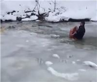 إنقاذ شخص غرق بمياه متجمدة في روسيا | فيديو