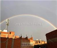 «قوس قزح» يزين سماء القاهرة الكبرى بعد سقوط الأمطار