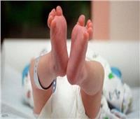 أول طفل في العالم يحمل السلالة الجديدة من فيروس كورونا 