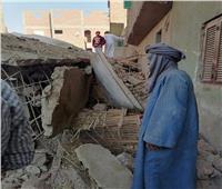 انهيار منزل من طابقين في نجع حمادي | صور 