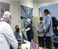 الأطقم الطبية بمستشفى أسوان الجامعي يتلقون لقاح كورونا