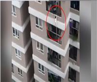 طفلة تسقط من الطابق الـ«12» وتظل على قيد الحياة |فيديو