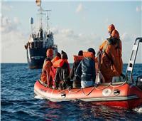 منظمة الهجرة: مهربون يلقون عشرات المهاجرين الأفارقة بالبحر