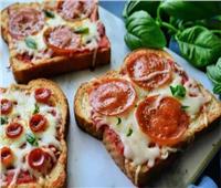 طريقة تحضير البيتزا بـ «خبز التوست بالبرونى»