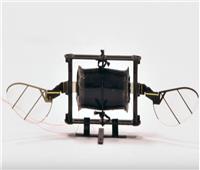 ابتكار طائرة مسيرة بحجم ذبابة لتنفيذ مناورات جوية.. فيديو