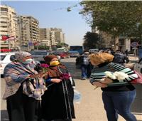في شارع التحرير.. زهور روسية لـ«المرأة المصرية»| صور