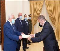 محمود عباس يقبل أوراق اعتماد السفير المصري لدى فلسطين