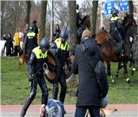 الشرطة الهولندية تستخدم خراطيم المياه لتفريق محتجين مناهضين للحكومة.. فيديو