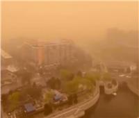 فيديو| الأقوى منذ 10 سنوات.. عاصفة رملية تجتاح بكين