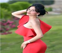 بفستان أحمر وحافية القدمين.. دومينيك حوراني تشعل السوشيال ميديا| صورة