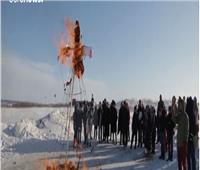  يحرقون دمية خشبية ويودعون الشتاء| فيديو