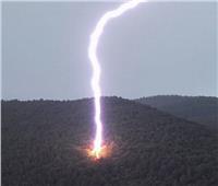 لقطة نادرة.. صاعقة تضرب جبلًا وتفجر شجرة إلى مليون قطعة| فيديو 