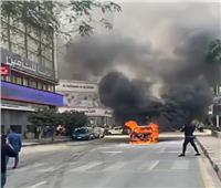 اشتعال النيران في سيارة ملاكي بالمهندسين وتوقف حركة المرور | صور