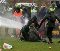 الشرطة الهولندية تستخدم خراطيم المياه لتفريق المتظاهرين