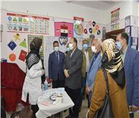محافظ أسيوط يتابع أعمال القافلة الطبية بمدرسة الشهيد أحمد جلال