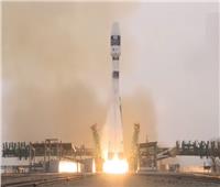 صاروخ سويوز يحمل 38 قمرًا صناعيًا من 18 دولة للفضاء | فيديو
