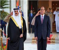 ملك البحرين وولي عهده يعزيان الرئيس السيسي بحادث قطار سوهاج