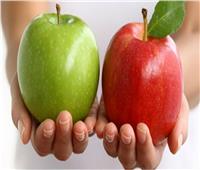 أخصائية تغذية توضح الأفضل للجسم التفاح «الأحمر أم الأحضر»