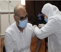 تطعيم الأطقم الطبية والعاملين بقسم العزل في مستشفيات جامعة المنوفية 