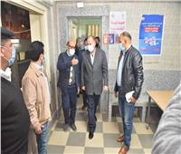 محافظ أسيوط يزور مركز تطعيم المواطنين بلقاح كورونا بمستشفى الإيمان العام