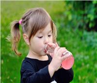 دراسة حديثة تكشف مخاطر تناول المشروبات السكرية على الأطفال