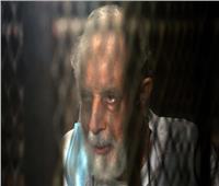 إيداع الإرهابي محمود عزت بالقفص قبل الحكم عليه في «أحداث مكتب الإرشاد»
