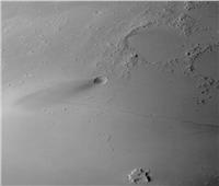 مسبار الأمل يرسل صورة أحاديه اللون لموقع « سيربيروس فوساي» على المريخ
