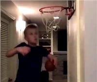 بسبب عشقه للرياضة.. طفل يحوّل منزله لصالة ألعاب | فيديو